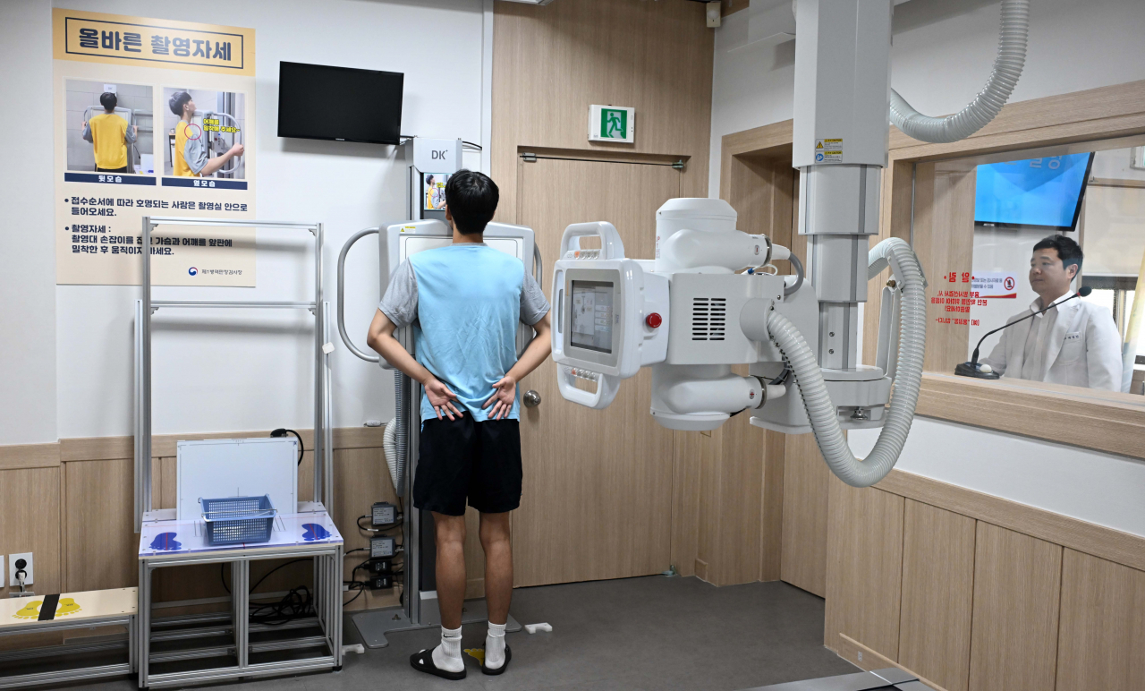 병역대상자들이 18일 오후 서울지방병무청 병역판정 검사장에서 신체검사를 하고 있다. 이상섭 기자