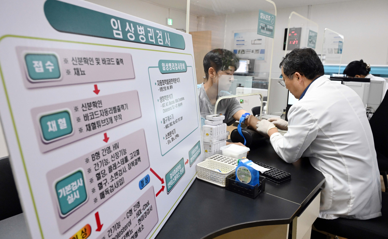 병역 대상자들이 18일 오후 서울지방병무청 병역 판정 검사장에서 신체검사를 하고 있다. 이상섭 기자