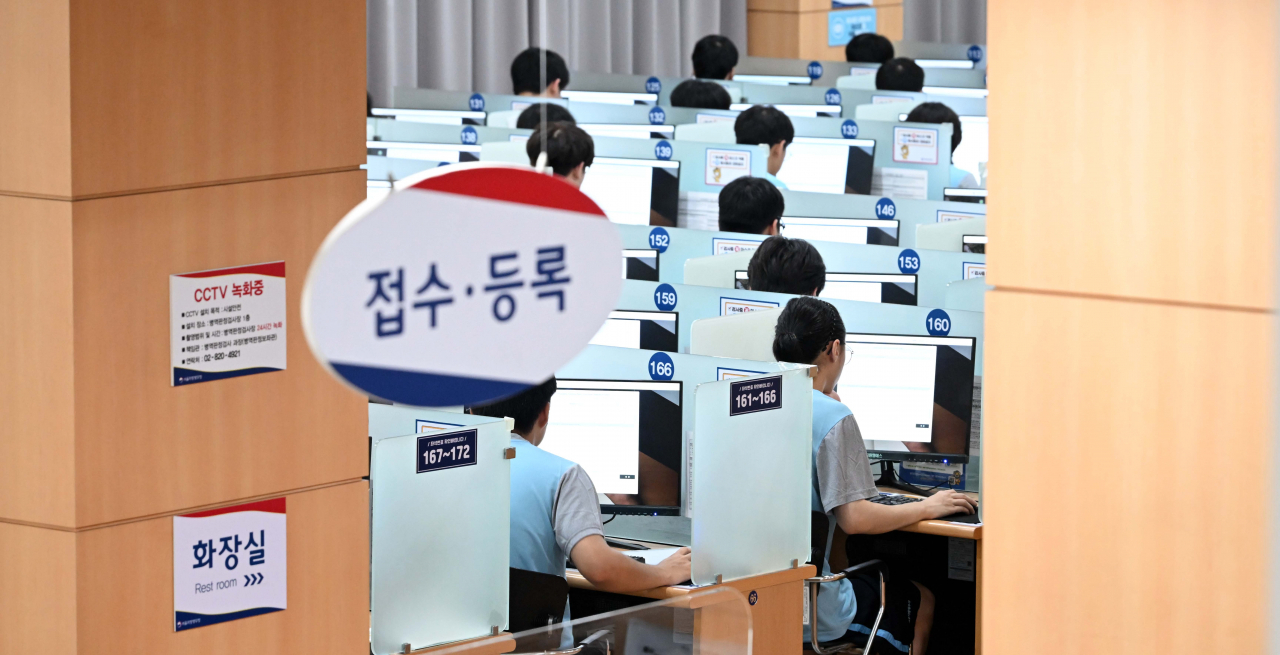 국방부는 29일 내년 병장 봉급을 125만원으로 인상하는 등의 2024년 국방예산안을 공개했다. 병역대상자들이 18일 오후 서울지방병무청 병역판정 검사장에서 심리태스트를 하고 있는 모습.[헤럴드경제=이상섭 기자]