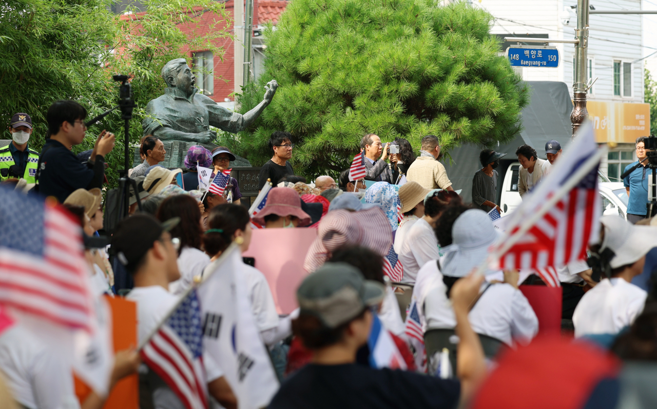 정율성 기념사업 찬반 논란이 이어진 28일 오후 광주 남구 정율성로 인근에서 보수단체인 자유통일당 관계자들이 기념사업에 반대하는 집회를 하고 있다.[연합]