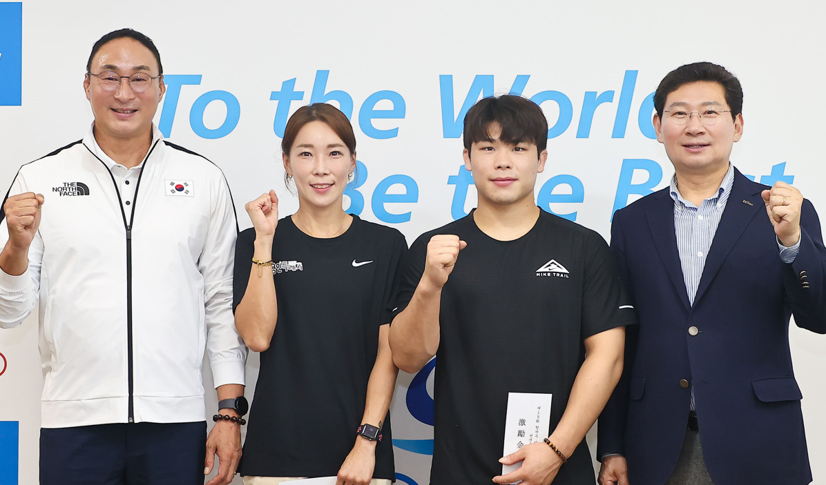28일 이상일 용인특례시장이 진천 국가대표 선수촌을 찾았다. 사진은 왼쪽부터 장재근 진천 국가대표 선수촌장, 여자100m 허들 조은주 선수, 남자 유도 강헌철 선수, 이상일 용인특례시장.