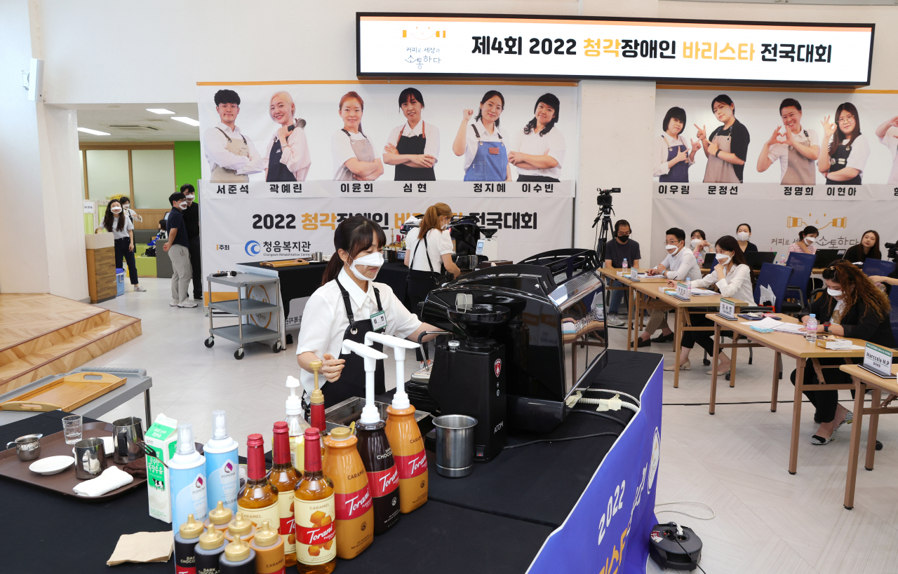 지난해 개최된 청각장애인 바리스타 전국대회에서 참가자가 라떼를 제조하고 있는 모습. [강남구 제공]