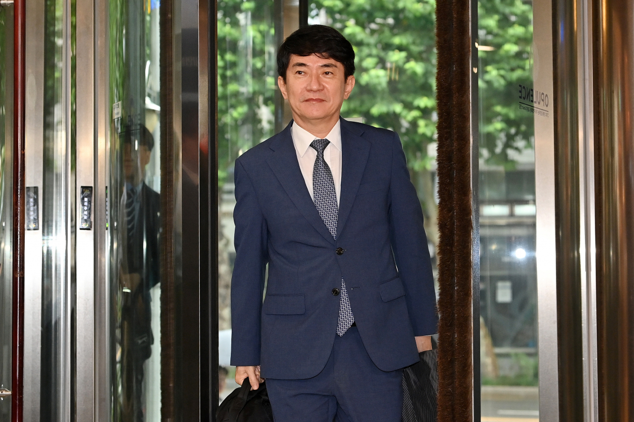 이균용 대법원장 후보자가 29일 오전 인사청문회 준비 사무실로 출근하고 있다. [연합]