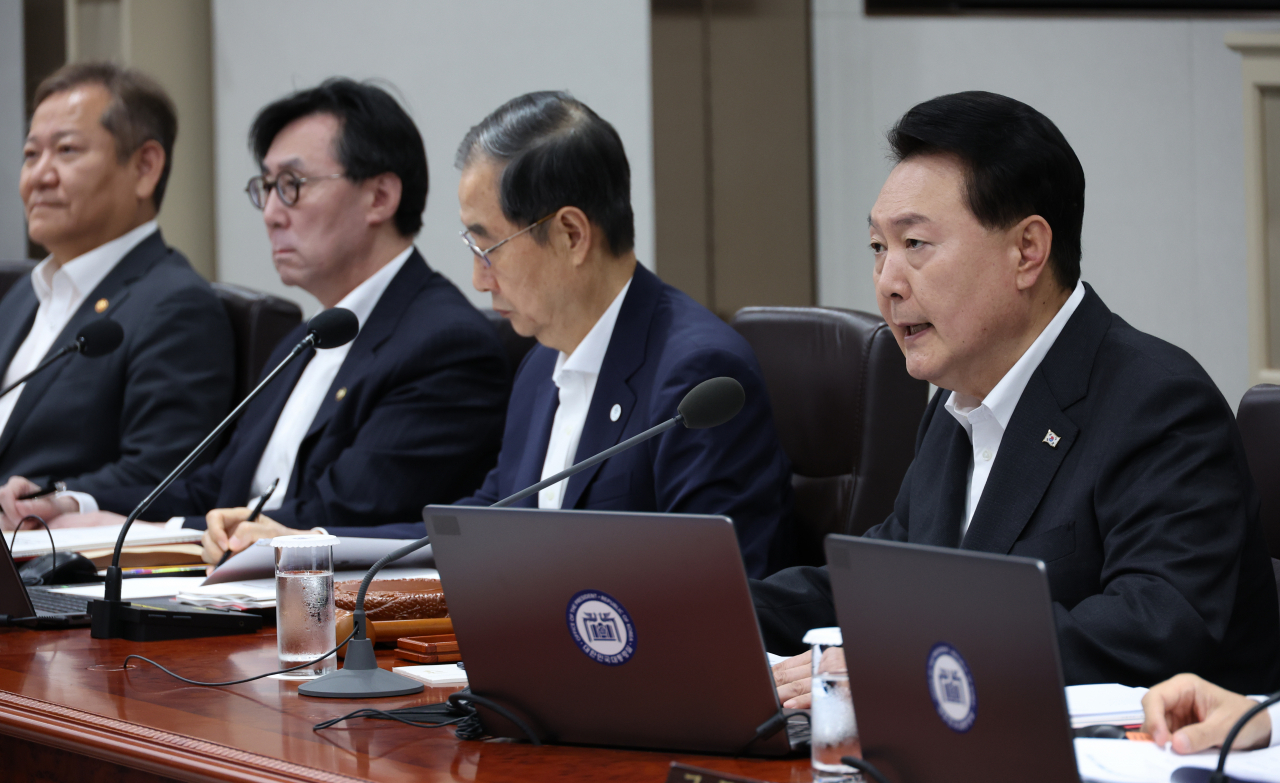 윤석열 대통령이 29일 서울 용산 대통령실 청사에서 열린 국무회의에서 발언하고 있다. [연합]