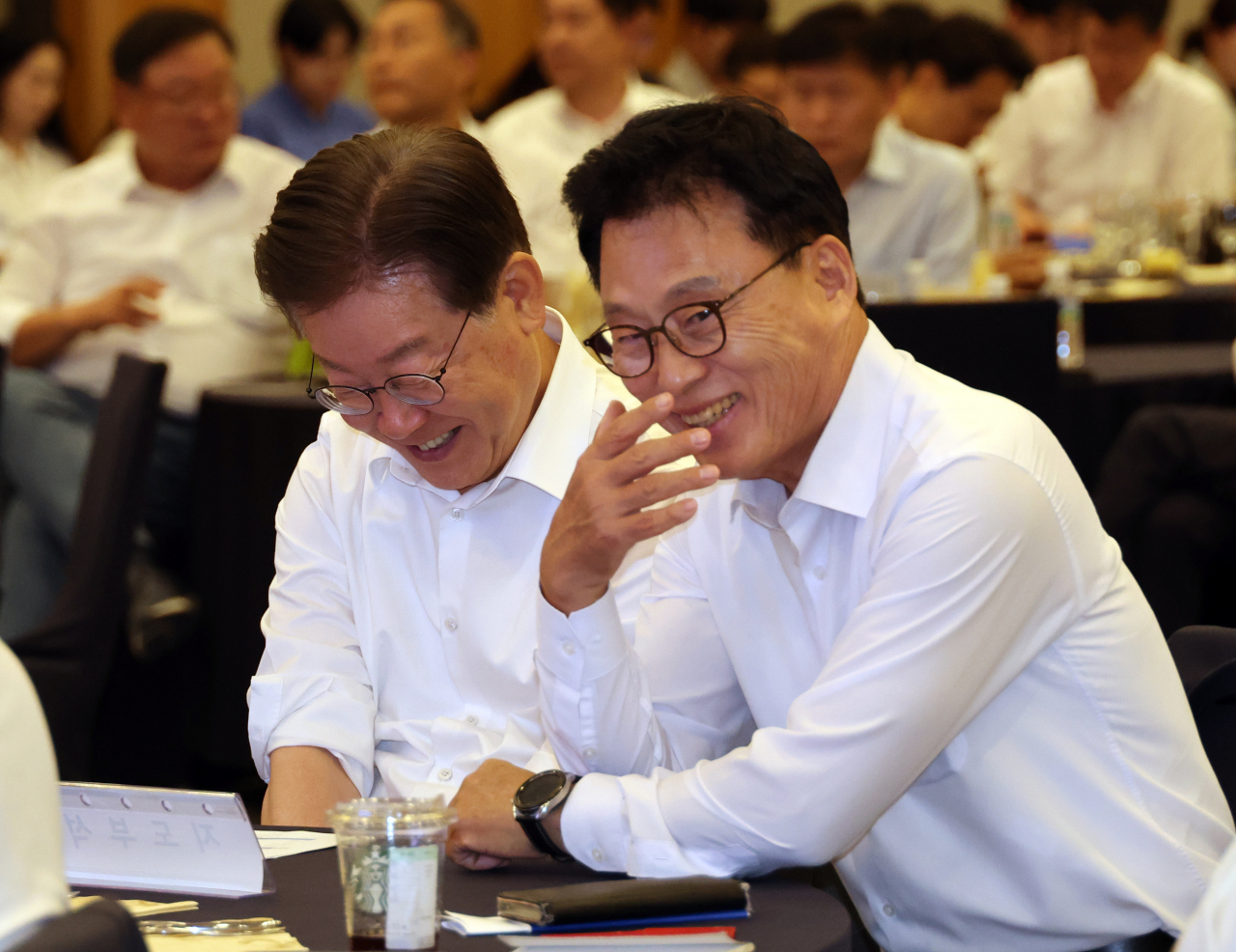 28일 강원 원주 오크밸리에서 열린 더불어민주당 국회의원 워크숍에서 이재명 대표와 박광온 원내대표가 대화하고 있다. [연합]