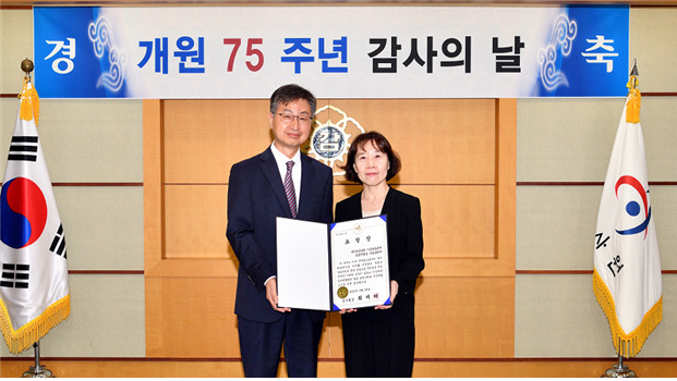 국민연금공단 기금운용본부 운용지원실 자금관리부가 지난 28일 열린 감사원 개원 75주년 기념식에서 미국 투자 관련 세금을 매년 120억 원 이상 절감한 공로를 인정받아 ‘감사원장 표창’을 수상했다. 사진 왼쪽부터 최재해 감사원장, 홍은주 자금관리부장. [감사원]