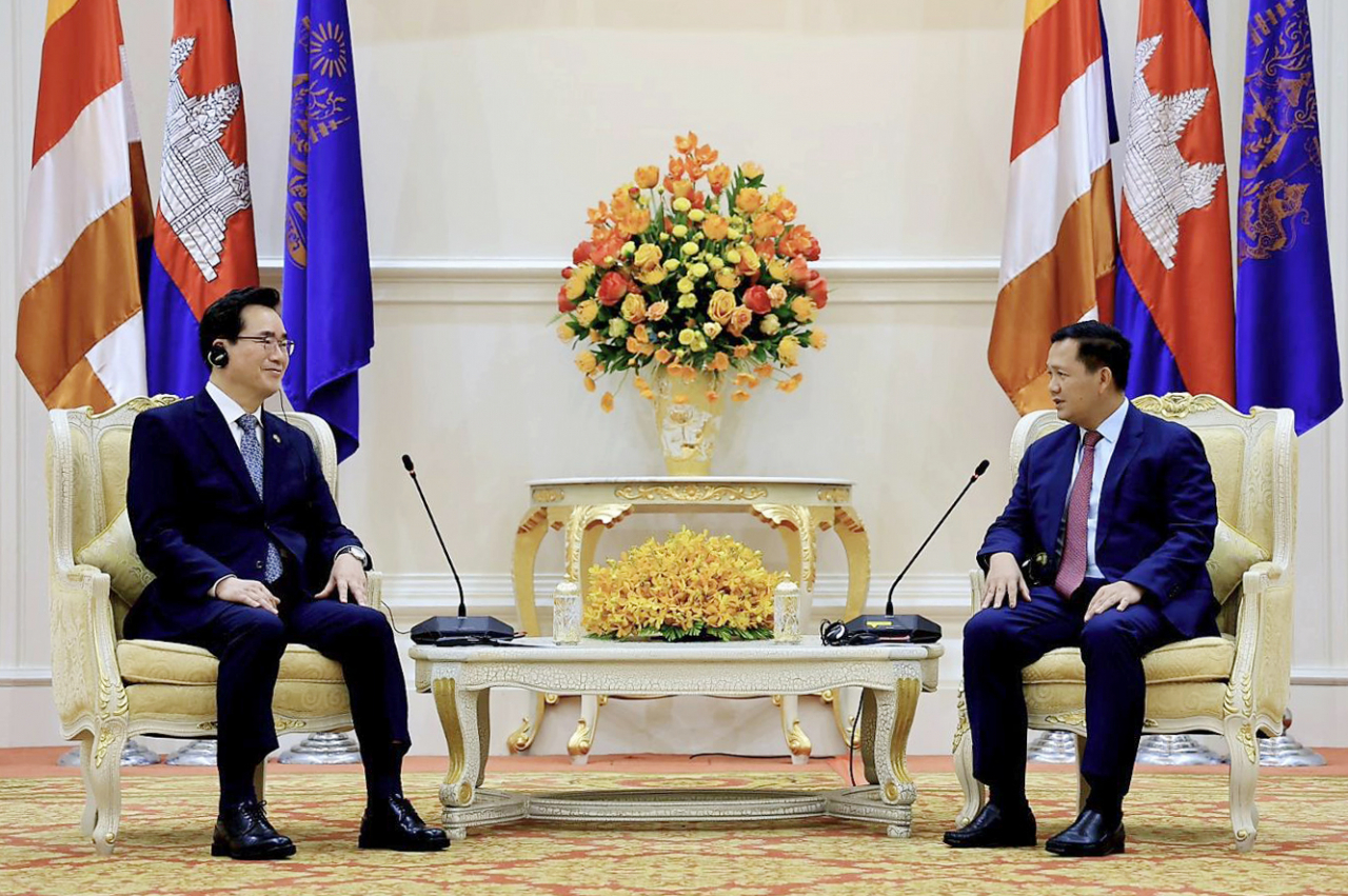 This photo shows Minister Chung Hwang-keun (left) speaking with Cambodia's Prime Minister Hun Manet in Phnom Penh on Monday. (Ministry of Agriculture, Food and Rural Affairs)