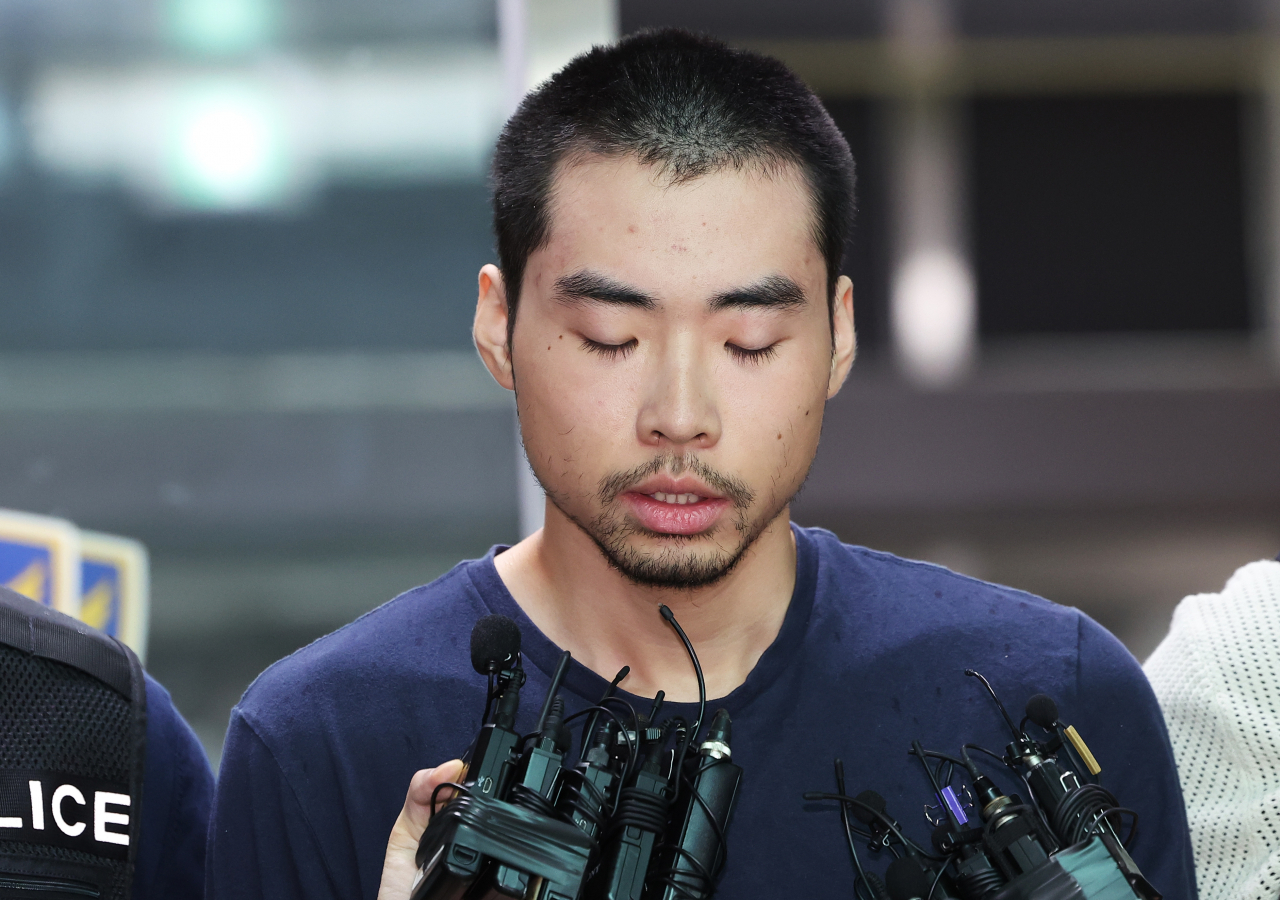 지난 3일 발생한 '분당 흉기 난동 사건' 피의자 최원종이 10일 오전 경기도 성남시 수정구 성남수정경찰서 유치장에서 검찰로 송치되며 취재진 질문에 답하던 중 눈을 감고 있다. [연합]