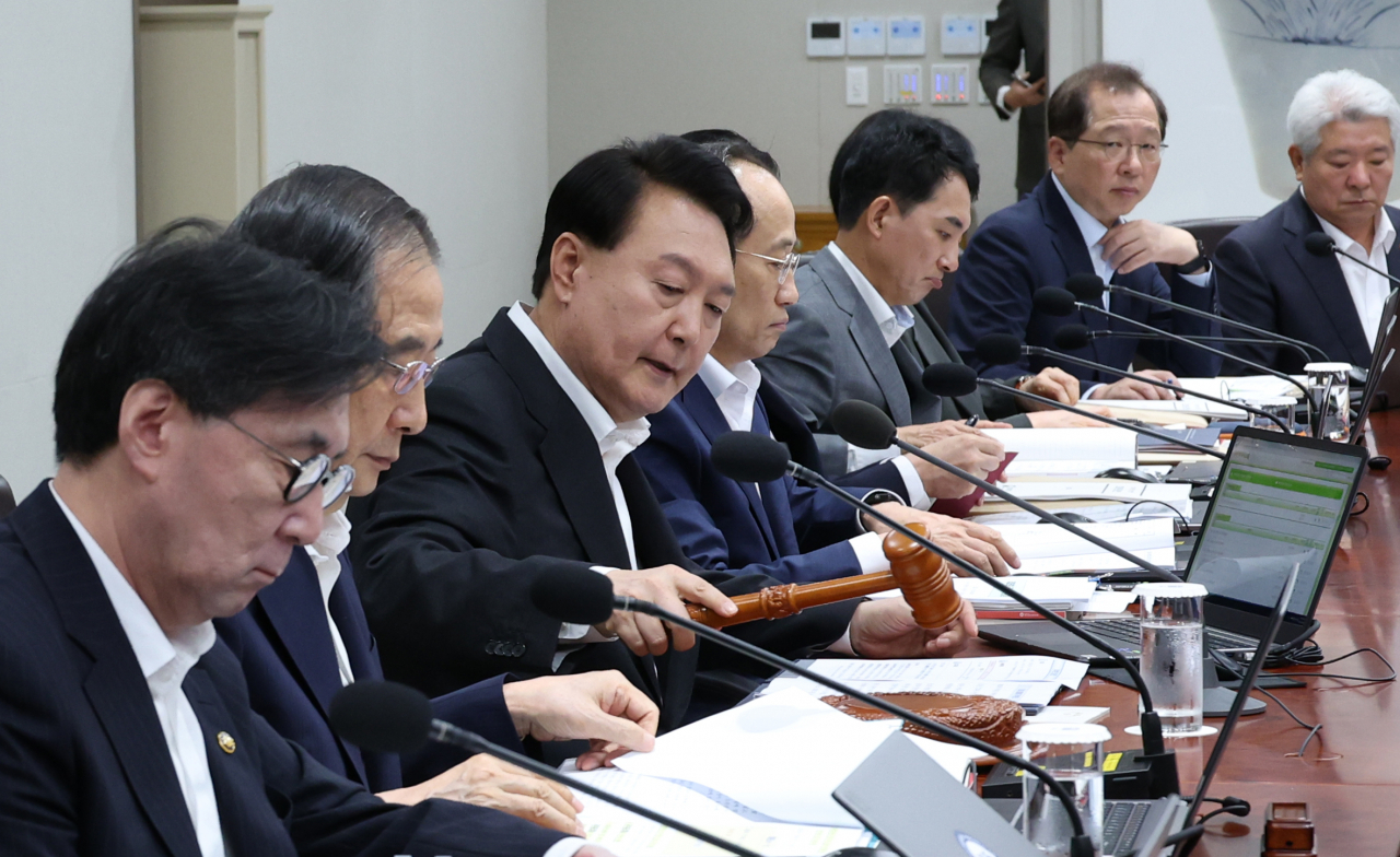 윤석열 대통령이 29일 서울 용산 대통령실 청사에서 열린 국무회의에서 개회선언을 하고 있다. [연합]