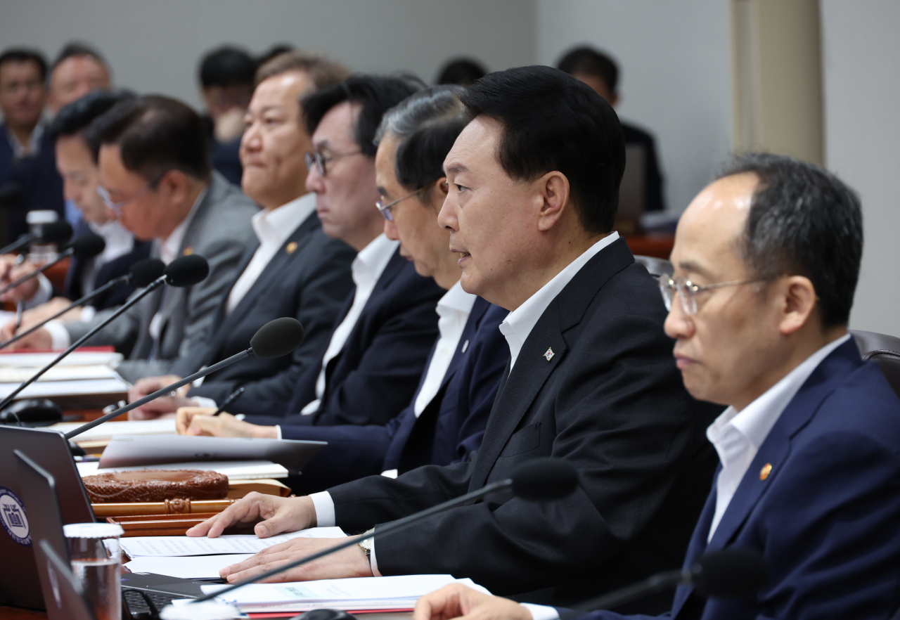 윤석열 대통령이 29일 서울 용산 대통령실 청사에서 열린 국무회의에서 발언하고 있다. [연합]