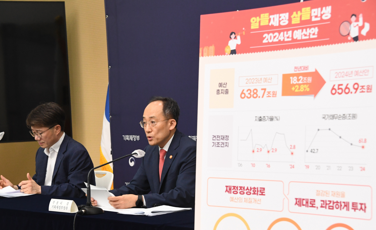 추경호 부총리 겸 기획재정부 장관이 지난 24일 정부세종청사에서 열린 ‘2024년도 예산안 및 2023~2027년 국가재정운용계획’ 사전 상세브리핑에서 모두발언을 하고 있다. 이날 브리핑에는 김동일 기재부 예산실장(왼쪽)이 배석했다.[기획재정부 제공]