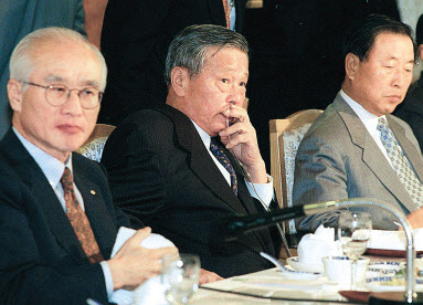 1997년 폐암수술후 전경련 회의에 참석한 고(故) 최종현(가운데) SK그룹 선대회장 [SK 제공]
