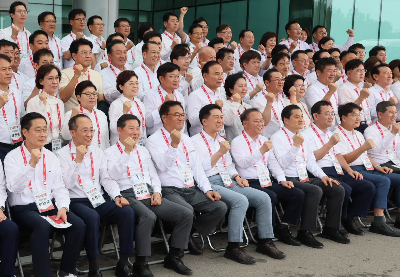 김기현 국민의힘 대표와 윤재옥 원내대표를 비롯한 의원들이 지난 28일 인천 중구 인천국제공항공사 인재개발원에서 열린 2023 국민의힘 국회의원 연찬회에서 기념 촬영을 하고 있다. [연합]