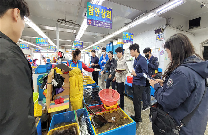 부산시가 수입수산물 원산지표시 1차 특별점검 합동단속을 벌이고 있다. [사진=부산시]