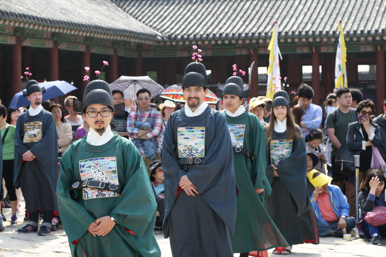 한국의 전통 관복을 입은 외국인 관광객