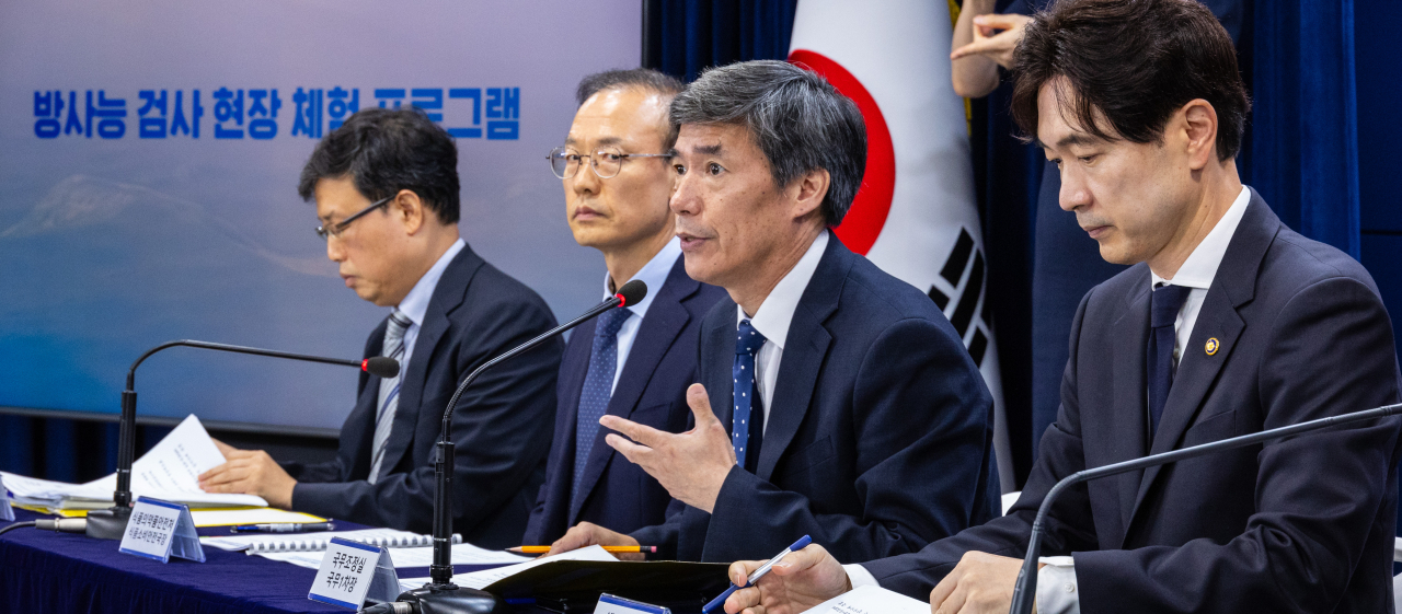 박구연 국무조정실 1차장(왼쪽 세 번째)이 29일 오전 서울 종로구 정부서울청사에서 열린 후쿠시마 원전 오염수 방류 관련 일일 브리핑에 참석해 일본 현지의 방류 상황에 대해 설명하고 있다. [연합]