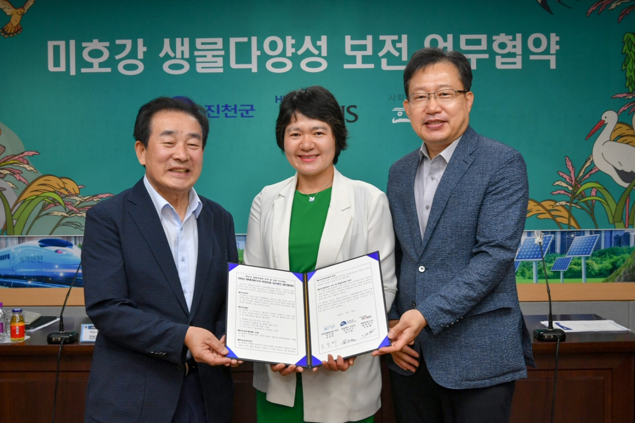 송기섭(왼쪽부터) 진천 군수, 조은미 한강조합 이사장, 이준형 현대모비스 진천공장장이 미호강 생물다양성 보전 업무협약식에서 기념촬영을 하는 모습. [현대모비스 제공]