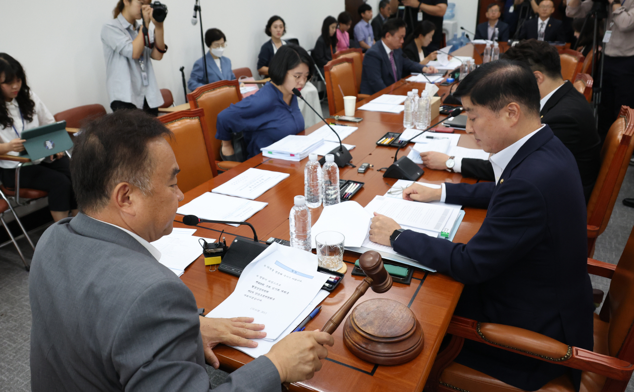 29일 국회에서 열린 행정안전위원회 안건조정위원회 회의에서 위원장을 맡은 송재호 의원이 의사봉을 두드리고 있다. [연합]