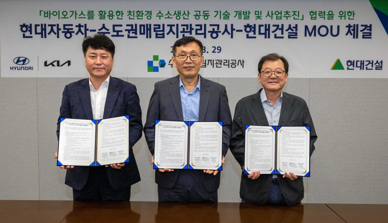 홍승현(왼쪽부터) 현대차·기아 기초소재연구센터장 상무, 염경섭 수도권매립지관리공사 자원순환기술연구소 소장, 박구용 현대건설 기술연구원장 전무가 기념촬영을 하는 모습. [현대차그룹 제공]