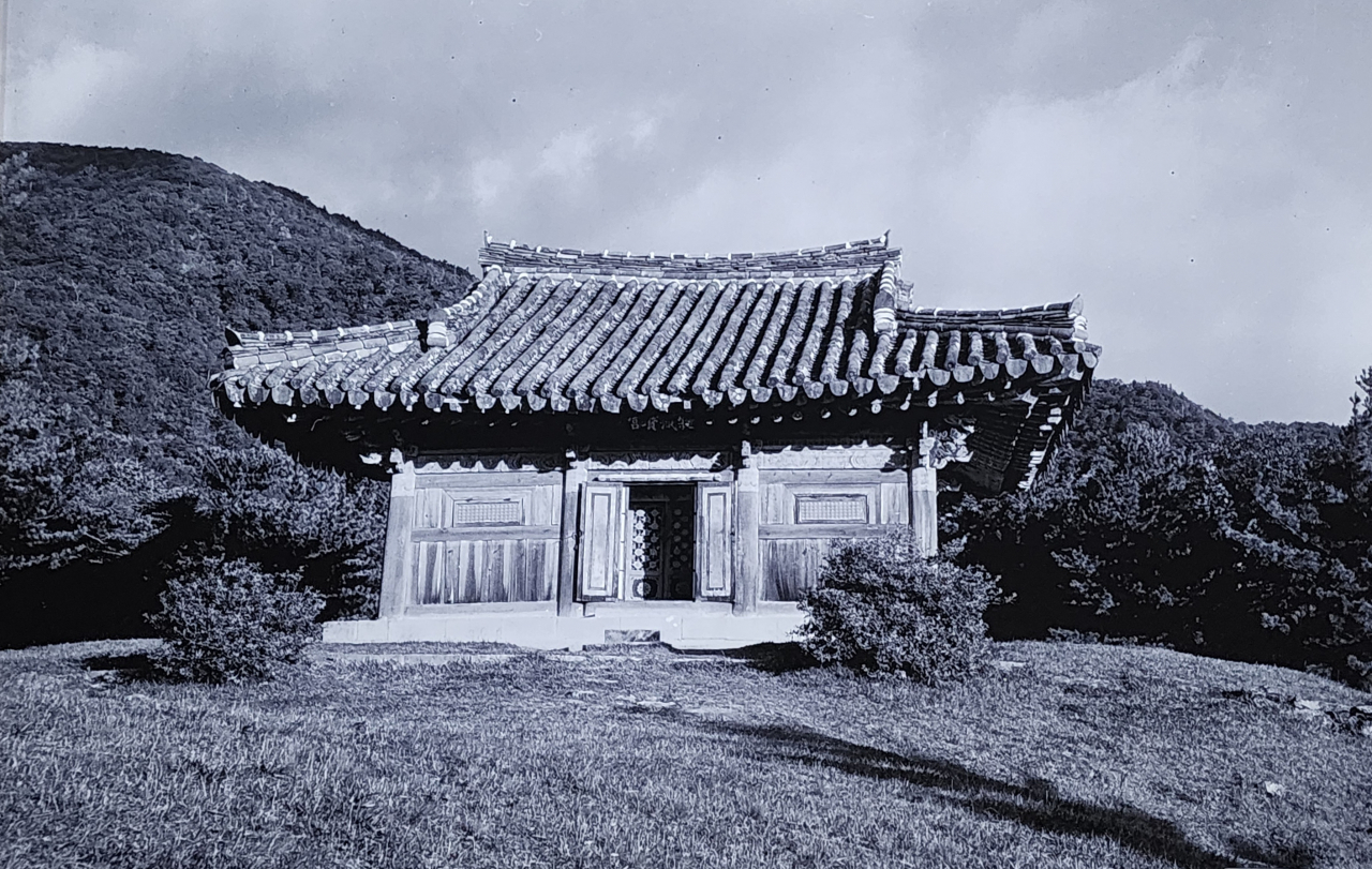 사방과 중앙의 영산들이 호위하는 오대산 적별보궁엔 불상이 없다. 부처의 진신사리가 있기 때문이다. 이 불교 성지는 크리스트교로 치면 파티마성지 급이다.