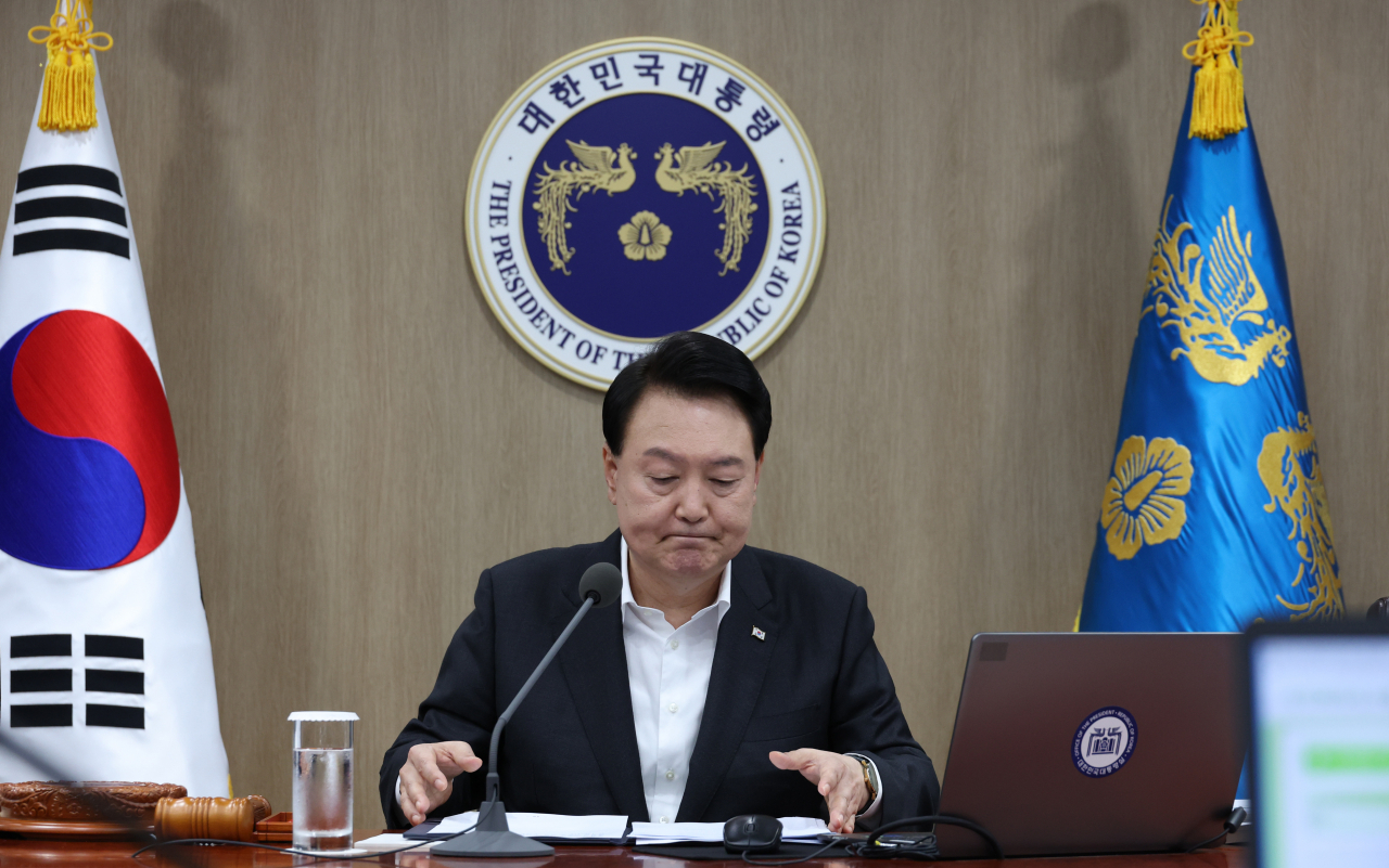 윤석열 대통령이 29일 서울 용산 대통령실 청사에서 열린 국무회의에서 모두발언을 마친 뒤 자료를 정리하고 있다. [연합]