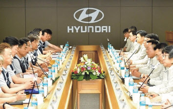 현대자동차 노사가 지난 6월 울산공장 본관에서 임단협 상견례를 하고 있다. [현대차]