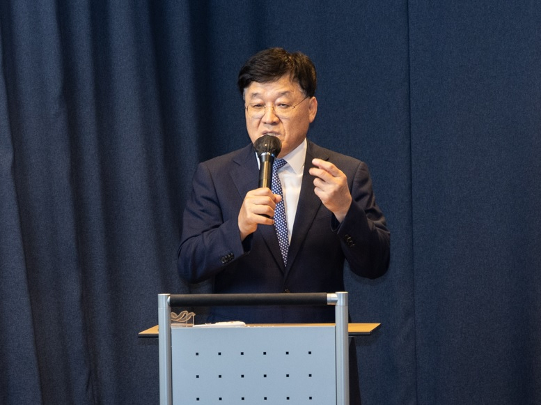 정만기 한국무역협회 부회장이 한국무역협회가 29일 개최한 ‘폴란드-우크라이나 진출 쟁점 및 전망 세미나’에서 인사말을 하고 있다. [한국무역협회 제공]
