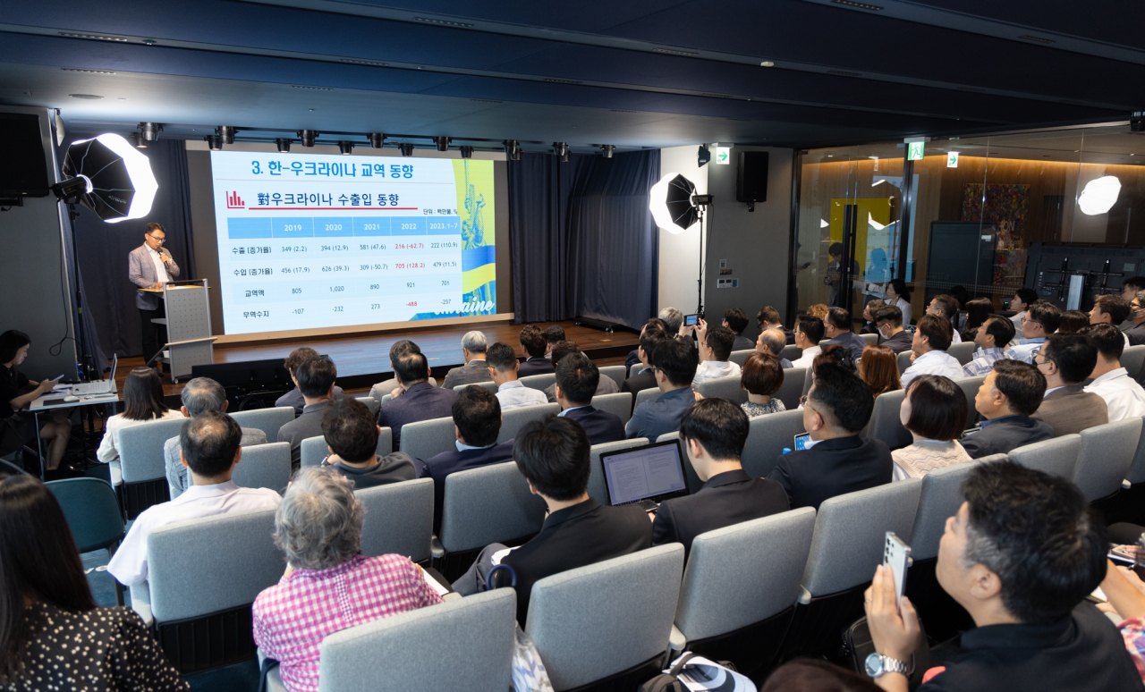 ‘폴란드-우크라이나 진출 쟁점 및 전망 세미나’에서 참석자들이 발표자의 발언을 듣고 있다. [한국무역협회 제공]