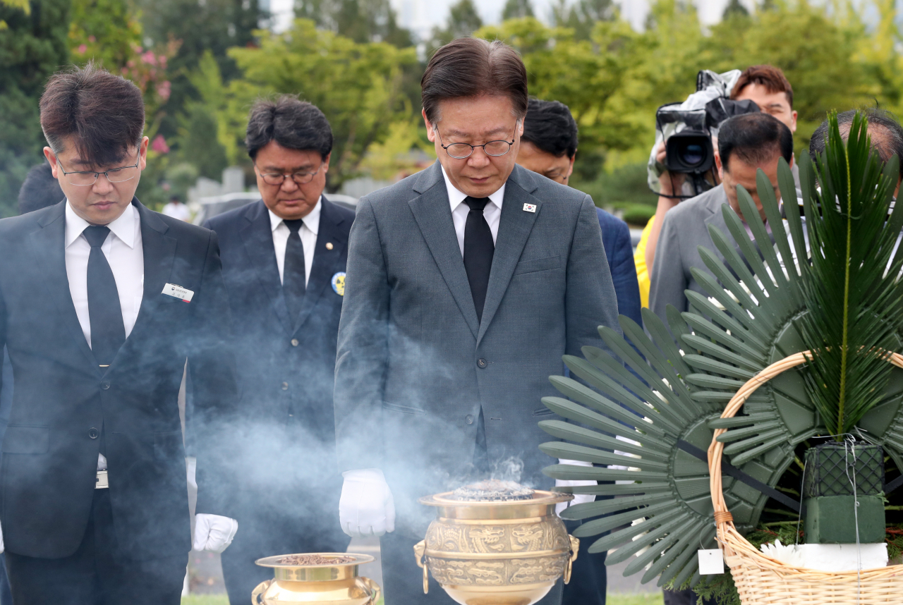 이재명 더불어민주당 대표가 29일 오후 대전 유성구 국립대전현충원 내 홍범도 장군 묘역을 찾아 참배하고 있다. [연합]