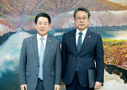 김영록 전남지사(왼쪽)와 김정완 광양만권경제청 투자유치본부장.