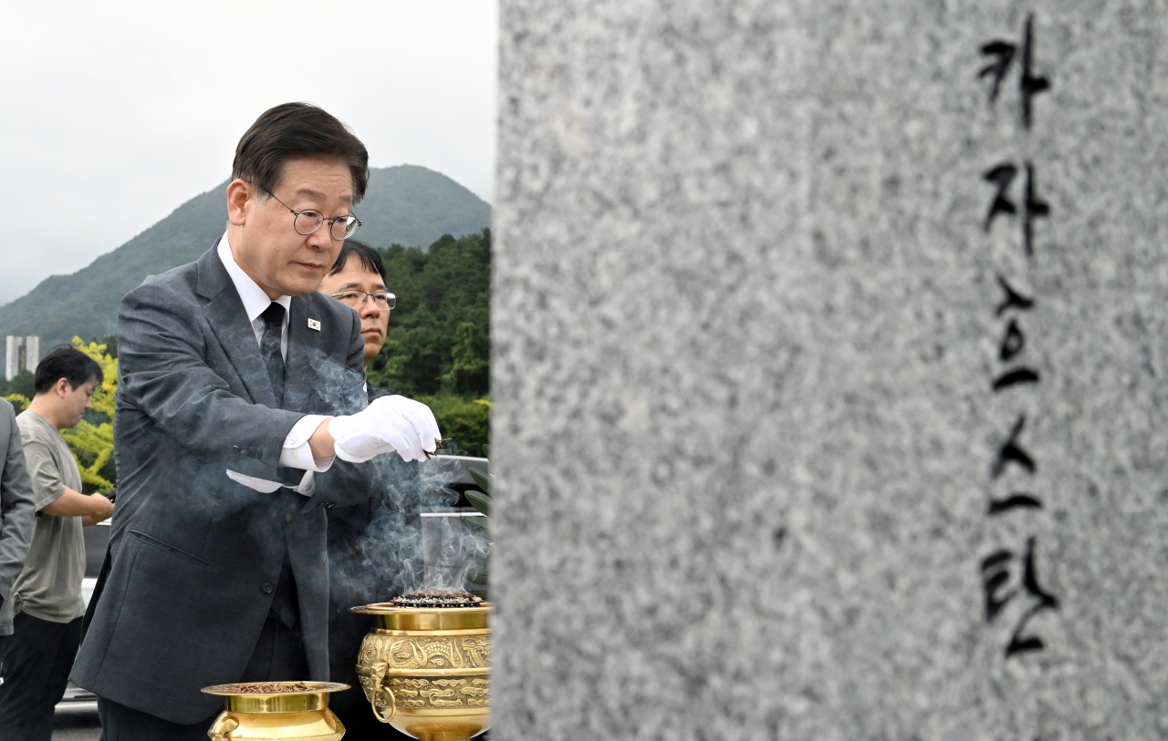 이재명 더불어민주당 대표가 29일 오후 대전 유성구 국립대전현충원 내 홍범도 장군 묘역을 찾아 참배하고 있다. [연합]