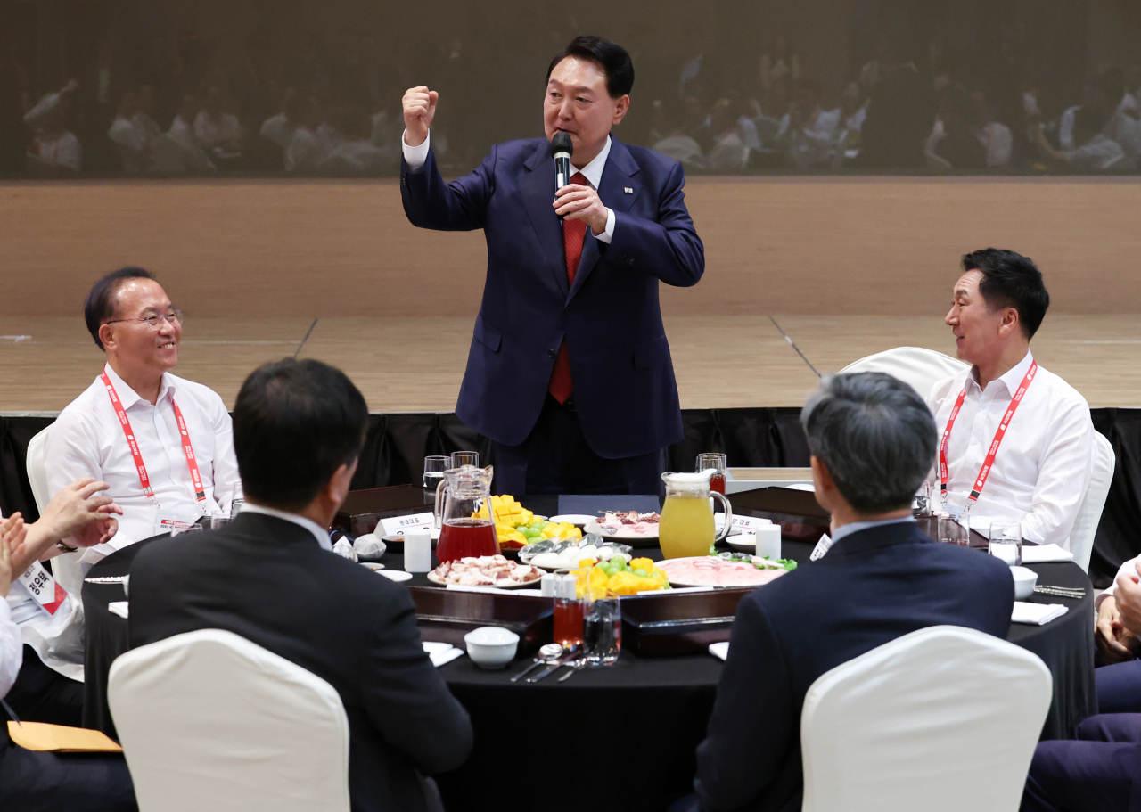 윤석열 대통령이 지난 28일 인천에서 열린 2023 국민의힘 국회의원 연찬회 만찬에서 발언하고 있다. [연합]