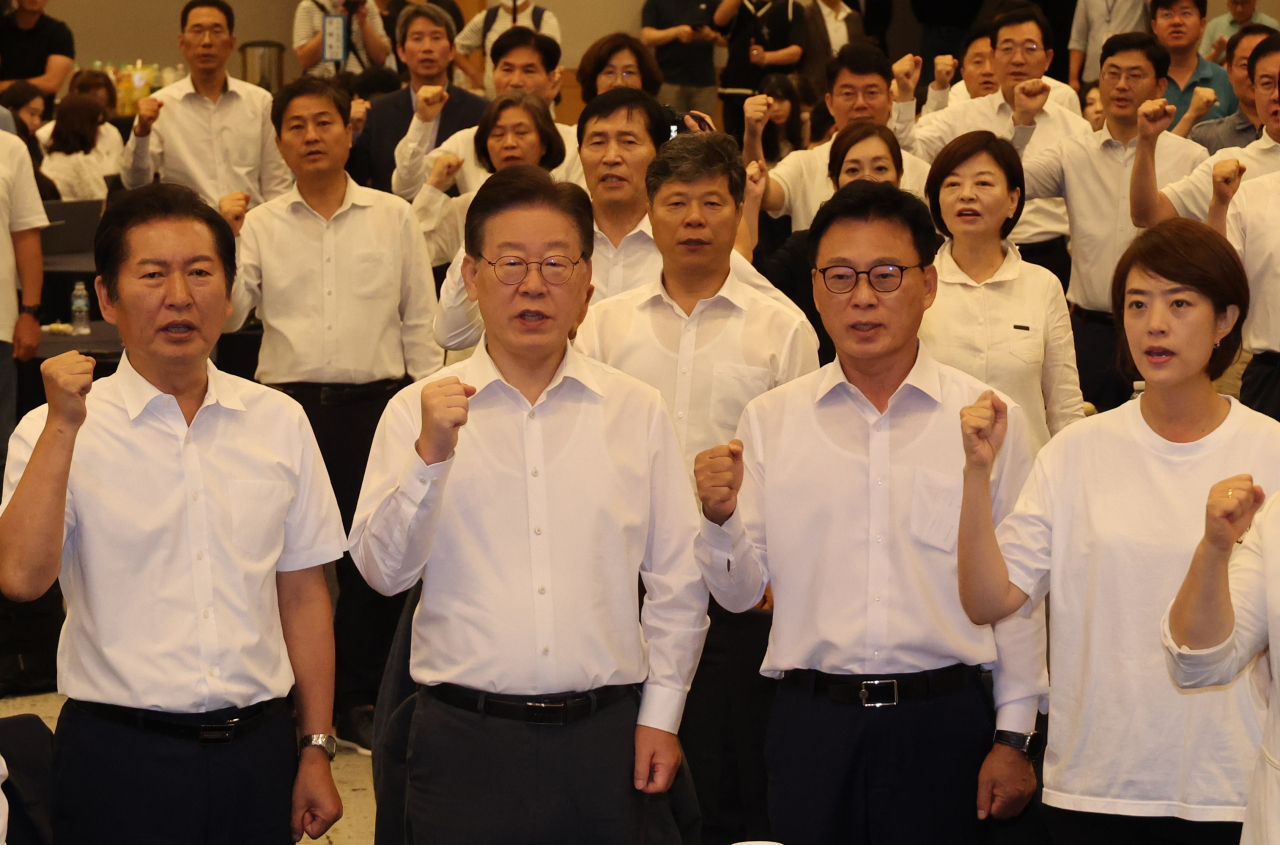 29일 강원도 원주 오크밸리에서 열린 더불어민주당 국회의원 워크숍에서 이재명 대표와 박광온 원내대표 등이 현안 관련 결의문 발표 후 구호를 외치하고 있다. [연합]