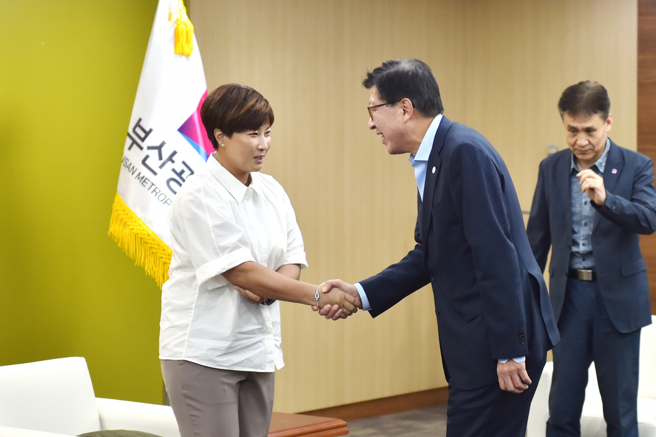 29일 부산시청을 찾은 박세리 바즈인터내셔널 공동대표(왼쪽)가 박형준 부산시장을 만나 인사를 나누고 있다. [사진=부산시]
