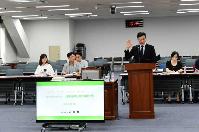 29일 광주시의회 예산결산특별위원회 회의실열린 김대삼(49) 광주사회서비스원 원장 후보자에 대한 인사청문회에 앞서 김 후보자가 선서를 하고 있다.[광주시의회 제공]