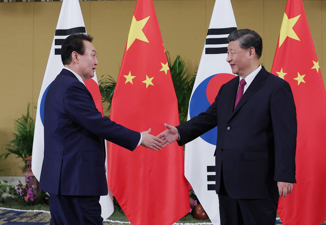 In this file photo, South Korean President Yoon Suk Yeol (left) shakes hands with Chinese leader Xi Jinping during their bilateral talks at a hotel in Bali, Indonesia, on Nov. 15, 2022, on the sidelines of a Group of 20 summit. (Yonhap)
