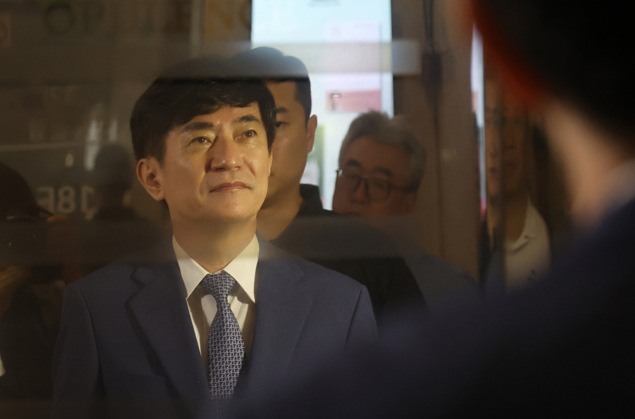 이균용 대법원장 후보자가 29일 오전 서울 서초구에 위치한 인사청문회 준비 사무실로 출근하기 위해 승강기를 기다리고 있다. [연합]
