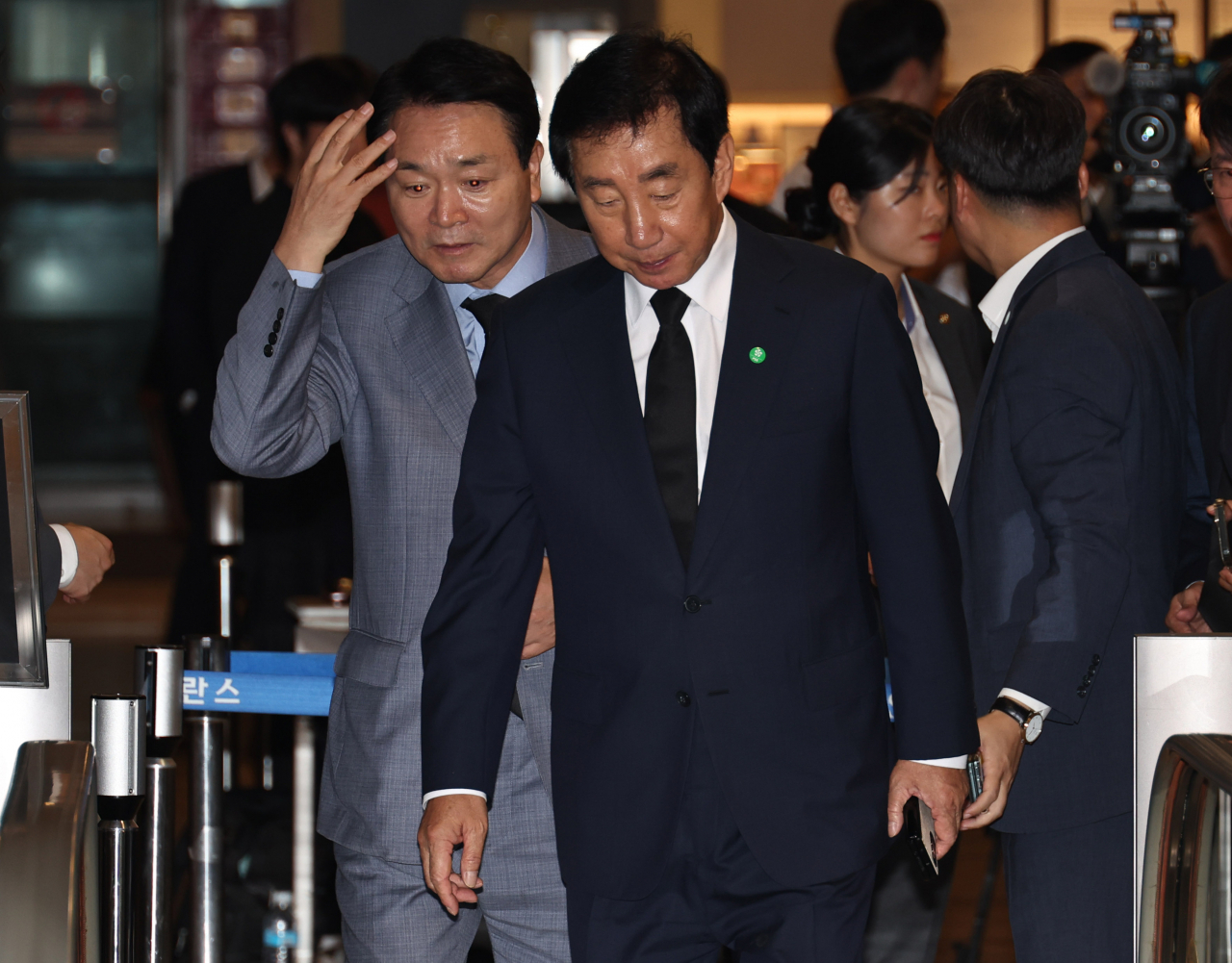 성일종 국민의힘 의원(왼쪽)과 김성태 전 의원이 16일 서울 서대문구 세브란스병원 장례식장에 마련된 윤석열 대통령의 부친 윤기중 연세대 명예교수의 빈소로 향하고 있다. [연합]