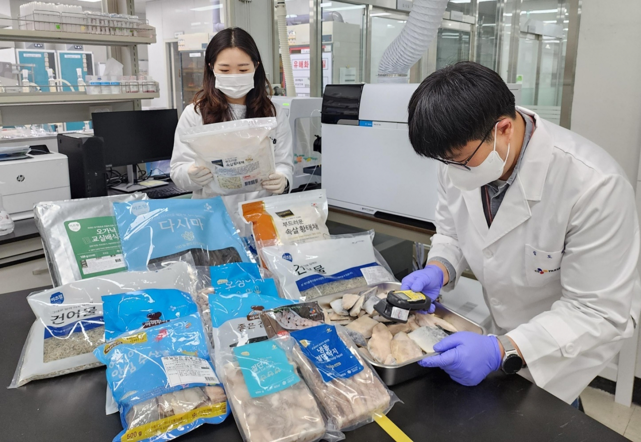 경기 이천에 위치한 CJ프레시웨이 식품안전연구실에서 수산물 방사능 검사가 진행되고 있다. [CJ프레시웨이 제공]
