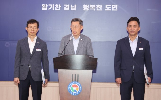 김기영 경남도 기획조정실장(가운데)이 29일 오전 경남도청 브리핑룸에서 내년도 정부예산안 확보 상황을 설명하고 있다. [사진=경남도]