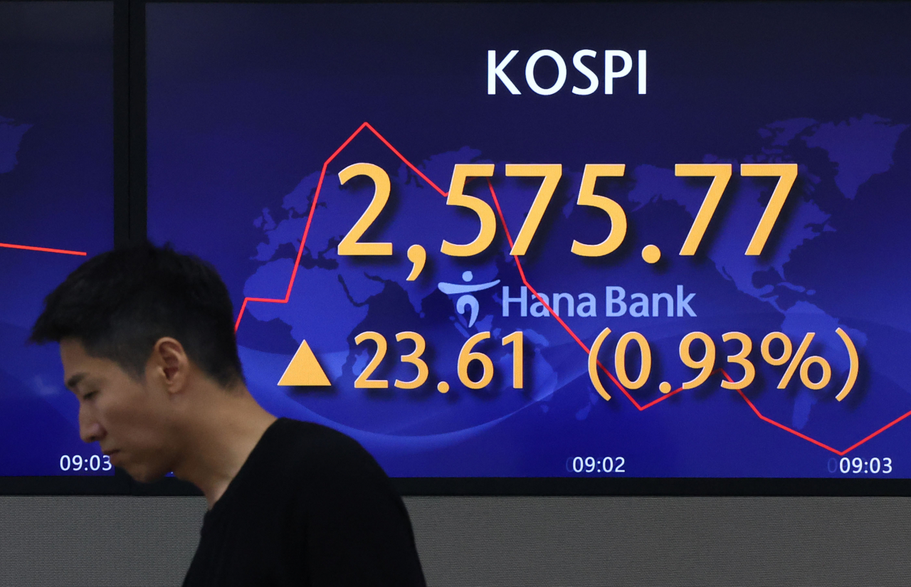 An electronic board showing the Korea Composite Stock Price Index at a dealing room of the Hana Bank headquarters in Seoul on Wednesday. (Yonhap)