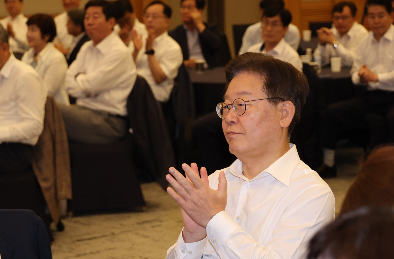 29일 강원도 원주 오크밸리에서 열린 더불어민주당 국회의원 워크숍에서 이재명 대표가 박광온 원내대표의 발언을 듣고 있다. [연합]