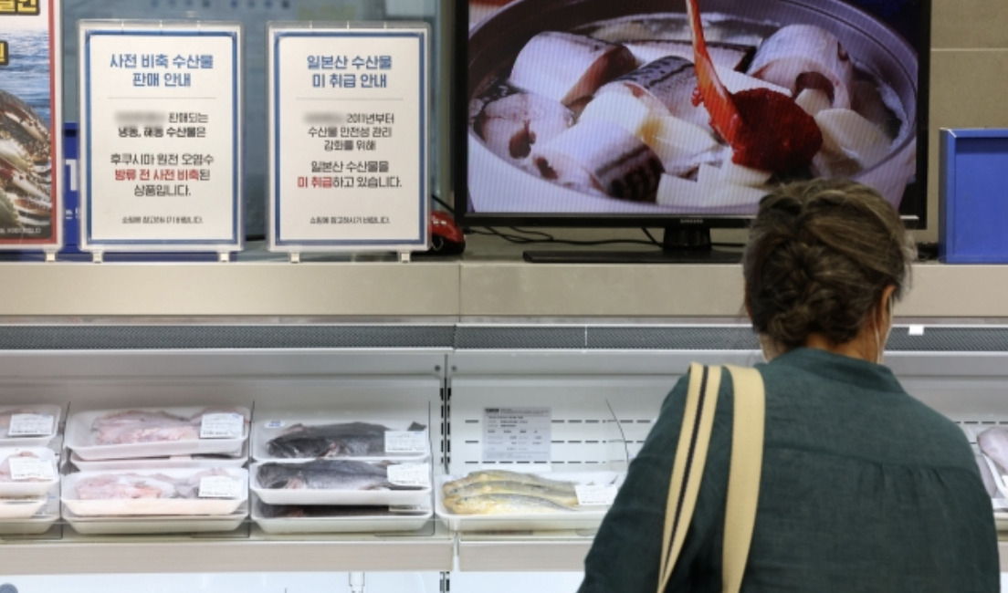 28일 서울 시내의 한 대형마트 수산물 코너에 일본산 수산물 미취급 안내문이 붙어있다. [연합]