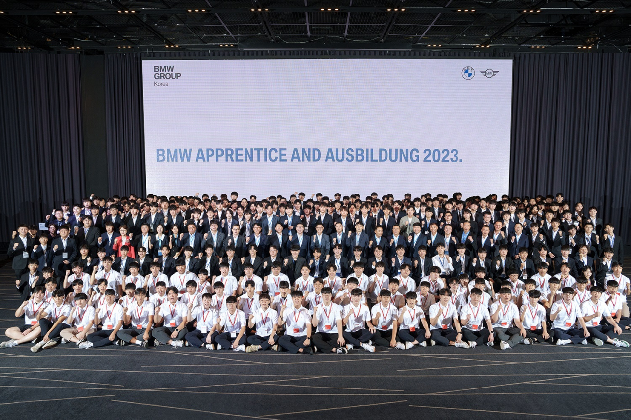 BMW 어프렌티스 프로그램 19기 수료식 및 20기 발대식과 BMW 아우스빌둥 제7기 발대식 참가자들이 기념촬영을 하고 있다. [BMW 그룹 코리아 제공]
