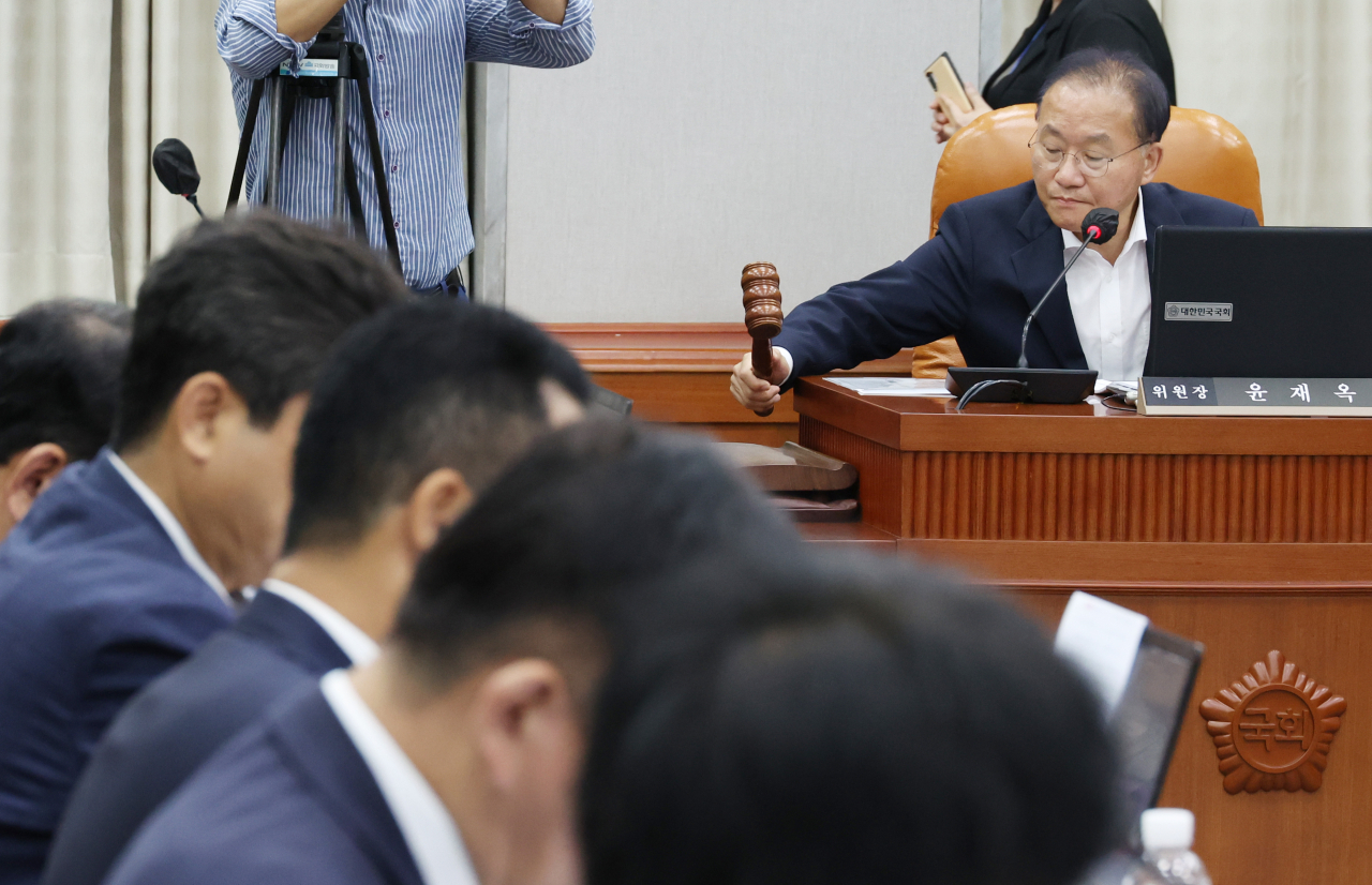 30일 국회에서 열린 운영위원회 전체회의에서 윤재옥 위원장이 의사봉을 두드리고 있다. [연합]