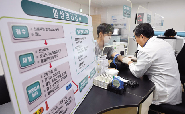 병역대상자들이 지난 18일 오후 서울지방병무청 병역판정 검사장에서 채혈을 하고 있다. 이상섭 기자