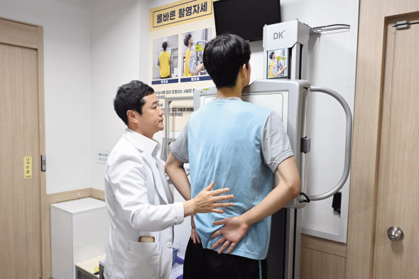병역대상자들이 지난 18일 오후 서울지방병무청 병역판정 검사장에서 흉부방사선 촬영을 하고 있다.이상섭 기자
