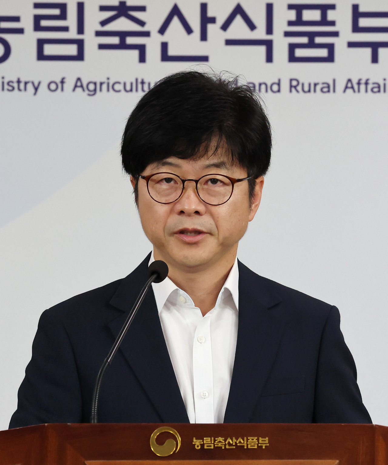 이재식 농림축산식품부 동물복지환경정책관이 30일 오전 세종시 정부세종청사에서 반려동물영업 관리강화 방안을 발표하고 있다. [연합]