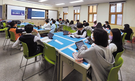 두나무는 지난해 5월부터 청소년 디지털 금융 교육 격차 해소를 위한 교육 프로그램 ‘두니버스’를 운영하고 있다. [두나무 제공]