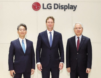 올라 칼레니우스(가운데) 의장과 권봉석(오른쪽) LG부회장, 정호영 LG디스플레이 대표이사 사장 [메르세데스-벤츠코리아 제공]